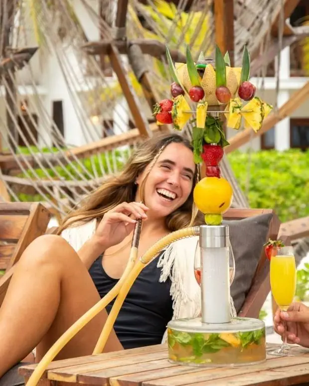 Servicio de hookah con frutas frente al mar en hotel de Cancún